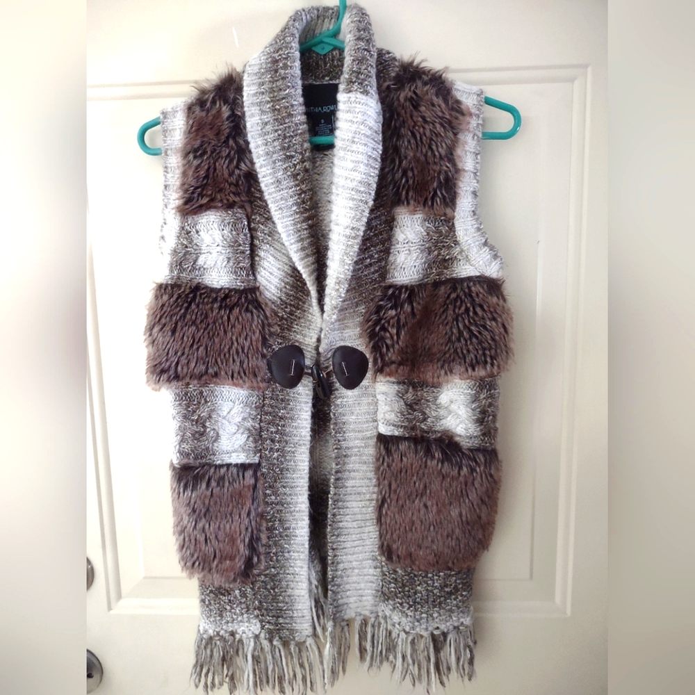 Woman's Knitted Vest. Brand is Cynthia Rowley size S